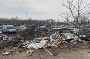На Житомирщині виявили стихійне звалище, куди роками звозять сміття і забруднюють землю. ФОТО