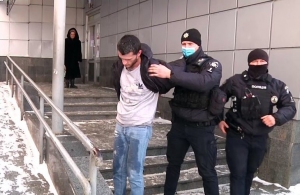 У Житомирі біля суду чоловік побив поліцейського: 3 місяці тому він кидався з ножем на перехожих