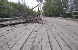 У селі під Житомиром розвалюється старий дерев'яний міст: на ремонт потрібно 5 млн грн
