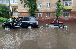 Житомир затопило після дощу: містяни із авто пересіли на гідроцикли. ВІДЕО
