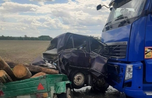 На трасі в Житомирській області фура роздавила ВАЗ: водій легковика загинув