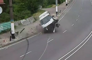 У Житомирі автівка на швидкості влетіла в стовп: водій дивом не постраждав