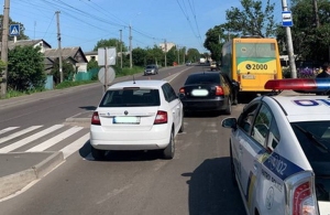У Житомирі Skoda в'їхала в маршрутку: постраждала пасажирка громадського транспорту