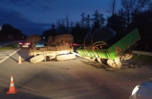 У Житомирській області хлібовоз врізався в перевернутий трактор: є постраждалі. ФОТО
