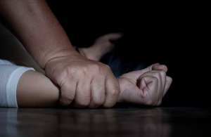 За зґвалтування 13-річної падчерки суд присудив чоловікові 12 років в'язниці