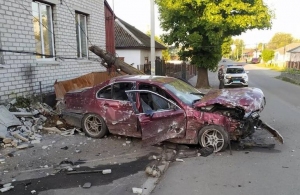 На Житомирщині BMW розбився вщент, врізавшись в будинок. ФОТО
