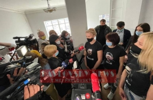 Справа стрілка Захаренка: у Житомирі дружини убитих прийшли в суд з їх фото на футболках