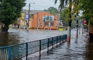 Міськрада з'ясувала, чому в Житомирі постійно затоплює перехрестя Покровська-Грушевського. ФОТО