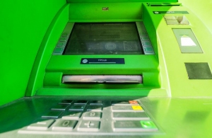 На Житомирщині чоловік не зміг зняти гроші в банкоматі, їх забрала жінка з черги