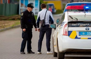 У Житомирській області п'яний водій кинувся з кулаками на поліцейського