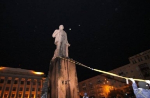 На Соборному майдані демонтували постамент, на якому стояв пам'ятник Леніну. ФОТО