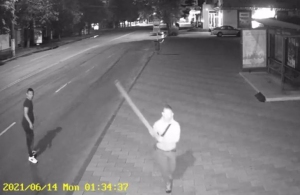У Житомирі невідомий розбив табло на зупинці: поліція розшукує вандала. ВІДЕО