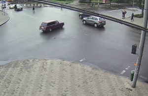 ДТП в центрі Житомира: на перехресті зіткнулися відразу три автівки. ВІДЕО