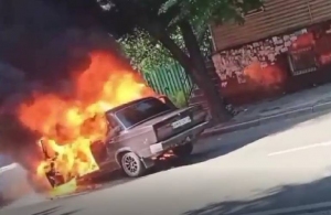 В Житомирі посеред вулиці згоріла машина: відео з місця пожежі