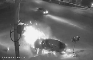 Камери зафіксували момент жорсткої ДТП в Житомирі: машина вилетіла на тротуар і перекинулась
