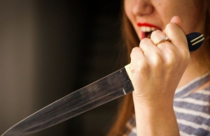 Встромила ніж у спину: в Житомирі жінка холоднокровно вбила співмешканця