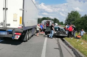 У Житомирській області зіткнулися легковик та фура: з місця ДТП госпіталізували одного з водіїв