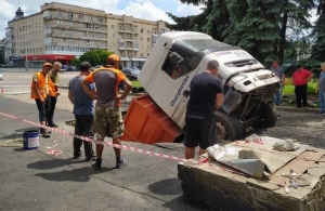 У Житомирі вантажівка провалилася в приміщення пабу: власник закладу назвав причину. ФОТО