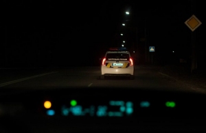 У Житомирі поліція зупинила авто за порушення ПДР і виявила в багажнику крадені бордюри. ФОТО