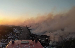 Пожежні другий день гасять сміттєзвалище в Черняхові. ФОТО