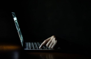 Житомирянин розповсюджував в мережі порнографію: на його ноутбуці знайшли тисячі відеоматеріалів