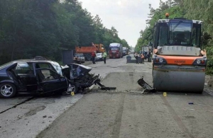 У Житомирській області BMW протаранив дорожній каток: є постраждалі. ФОТО