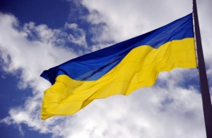 У Житомирі напівголий чоловік зірвав з будівлі прапор України та втік. ВІДЕО