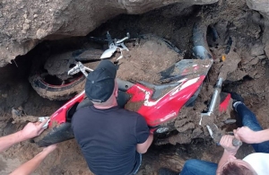 Викрав і закопав: в Олевську крадений мотоцикл сховали в ямі. ФОТО