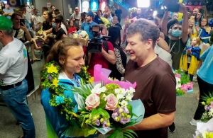 Квіти та овації: в аеропорту зустріли призерку Олімпіади Анастасію Четверікову. ФОТО