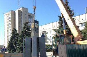 У центрі Житомира продовжується спорудження пам'ятника Захисникам України. ФОТО
