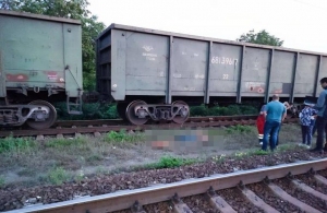 Не реагував на сигнали: на Житомирщині чоловік потрапив під пасажирський поїзд