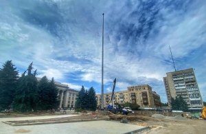 У Житомирі встановили 50-метровий флагшток: незабаром на нього піднімуть величезний прапор. ФОТО