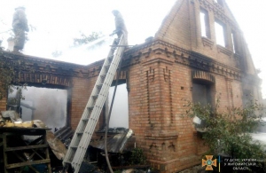 Виявили тіло на порозі будинку: пожежа на Житомирщині забрала життя пенсіонера