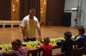 У Житомирі 20 дітей одночасно грали в шахи з восьмикратним чемпіоном. ВІДЕО