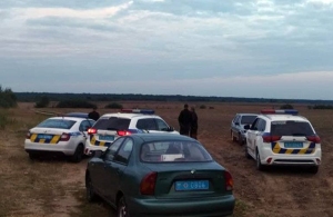 У Житомирській області водій намагався втекти від поліції і був затриманий посеред поля. ФОТО