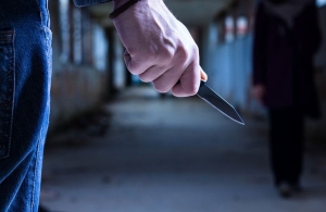 Агресивний чоловік з ножем увірвався в житомирський универститет: його затримали і відправили на лікування