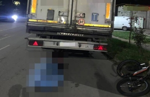 Не зміг об'їхати фуру: у Житомирі розбився на смерть 17-річний велосипедист