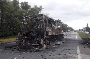 Туристичний автобус зіткнувся з автовозом і спалахнув: є загиблий. ФОТО
