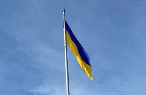 Величезний прапор на Соборному майдані через місяць почав рватися. ФОТО