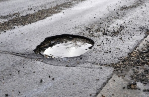 Підрядник вкрав понад 300 тис. грн, ремонтуючи дорогу на Житомирщині: справу передали до суду