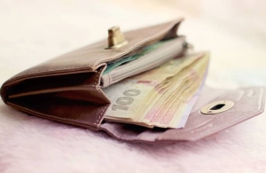 Середня зарплата в Житомирській області впала нижче 12 000 гривень