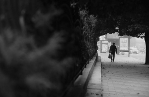 Оповитий туманом: чорно-білий фоторепортаж з вулиць Житомира
