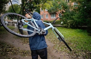 Житомирянин за день вкрав телефон і велосипед: конче були потрібні гроші
