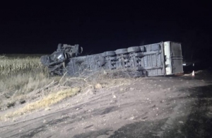 Вночі на Житомирщині перекинулася вантажівка: водія госпіталізували