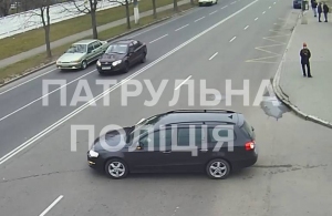 Камери спостереження зафіксували зіткнення двох автівок на вулиці Чуднівській. ВІДЕО