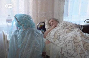Поклали просто в коридорі: DW показав, як рятують ковід-хворих в звичайній лікарні на Житомирщині. ВІДЕО