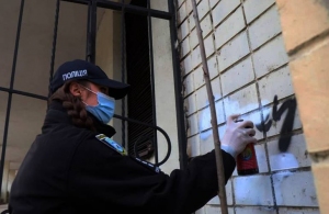 У Житомирі поліція замальовує вуличну рекламу наркотиків. ФОТО
