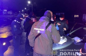 Поліція затримала ділків, які виготовляли та продавали на Житомирщині наркотики