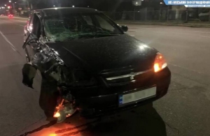 У Житомирі любитель поганяти врізався у вантажівку: ДТП потрапила на камери