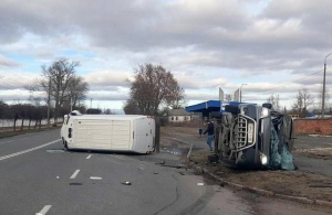 ДТП у Житомирській області: два мікроавтобуси зіткнулись та від удару перекинулись. ФОТО